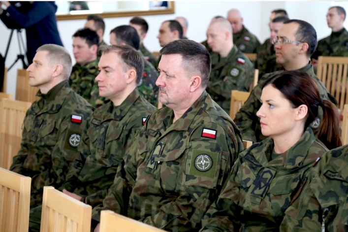 IPN przekazuje żołnierzom NATO stacjonującym w Elblągu  wiedzę o najnowszej historii Polski 