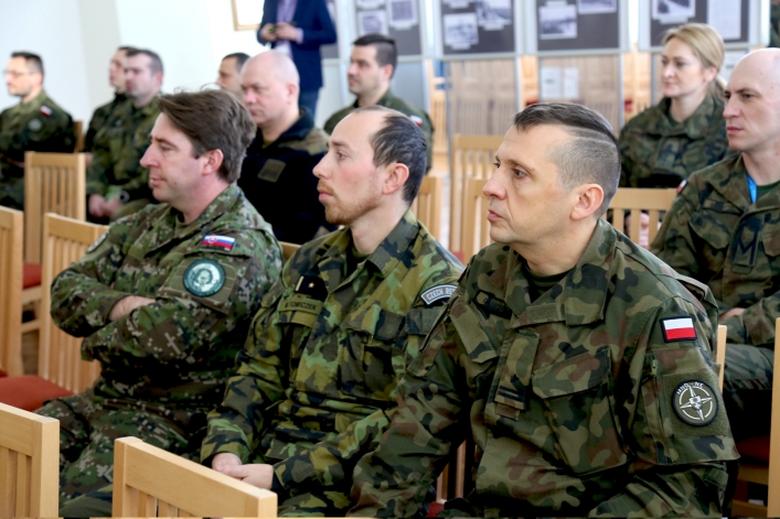 IPN przekazuje żołnierzom NATO stacjonującym w Elblągu  wiedzę o najnowszej historii Polski 