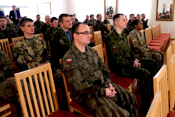 IPN przekazuje żołnierzom NATO stacjonującym w Elblągu  wiedzę o najnowszej historii Polski 