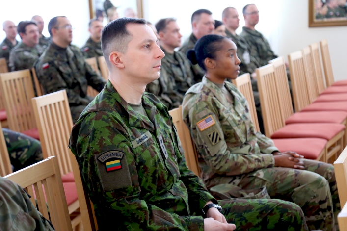 IPN przekazuje żołnierzom NATO stacjonującym w Elblągu  wiedzę o najnowszej historii Polski 