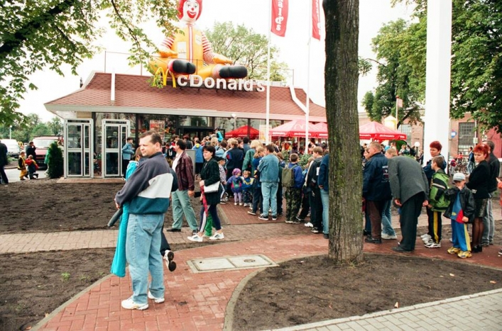 Jak wyglądało otwarcie McDonalds'a w 1998 roku w Elblągu?