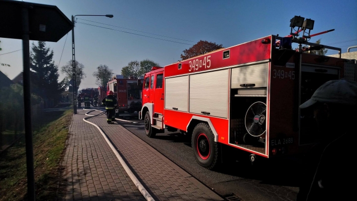 Jegłownik. Pożar auta i wiaty. Zagrożony budynek mieszkalny 
