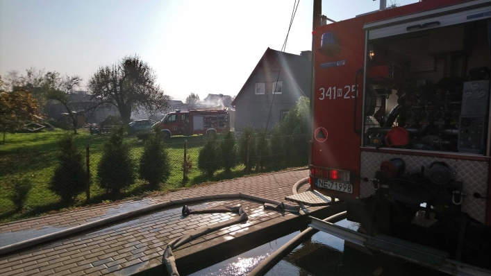 Jegłownik. Pożar auta i wiaty. Zagrożony budynek mieszkalny 