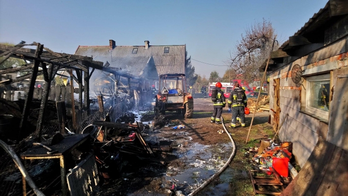 Jegłownik. Pożar auta i wiaty. Zagrożony budynek mieszkalny 