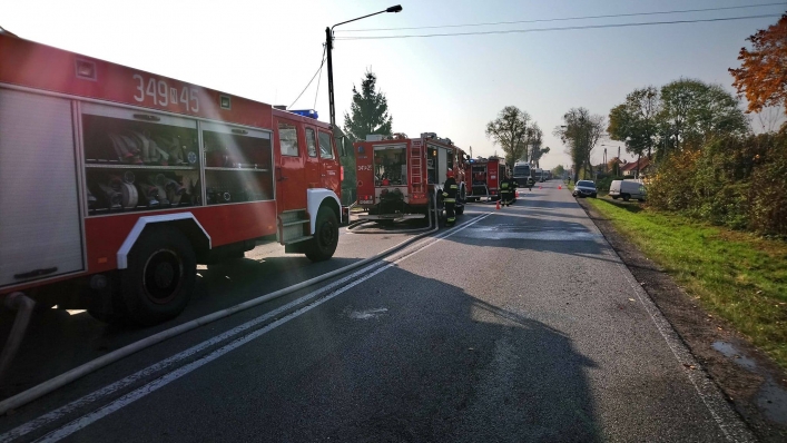 Jegłownik. Pożar auta i wiaty. Zagrożony budynek mieszkalny 
