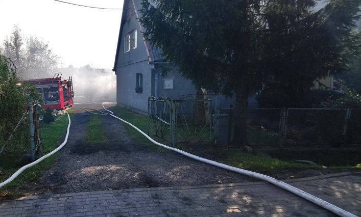Jegłownik. Pożar auta i wiaty. Zagrożony budynek mieszkalny 