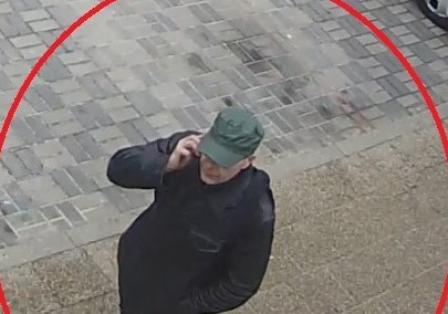 Kamery nagrały fałszywego policjanta. Pomóż policji ustalić jego tożsamość! 