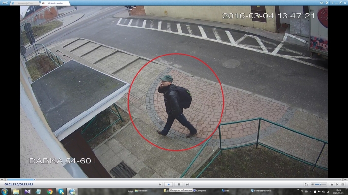 Kamery nagrały fałszywego policjanta. Pomóż policji ustalić jego tożsamość! 
