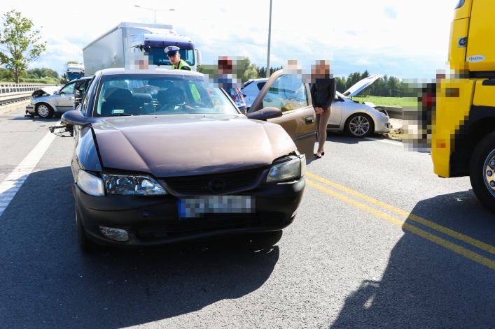 Karambol na „7”: 5 samochodów, 2 osoby poszkodowane