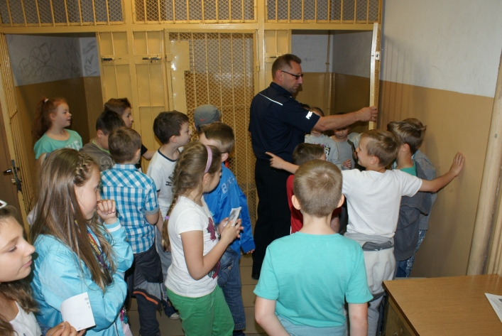 Każdy chciał być kiedyś policjantem. Trzecioklasiści odwiedzili komendę