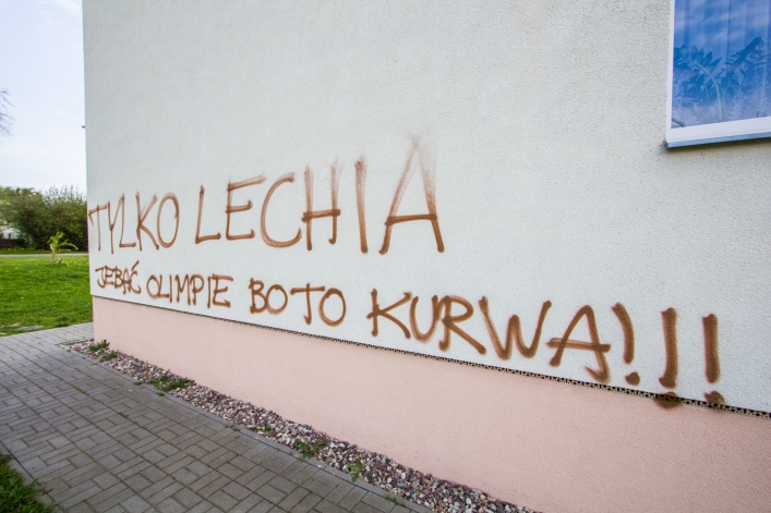 Kibice Lechii szaleli w Elblągu. Doszło do wielu zniszczeń
