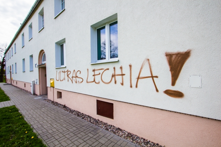 Kibice Lechii szaleli w Elblągu. Doszło do wielu zniszczeń