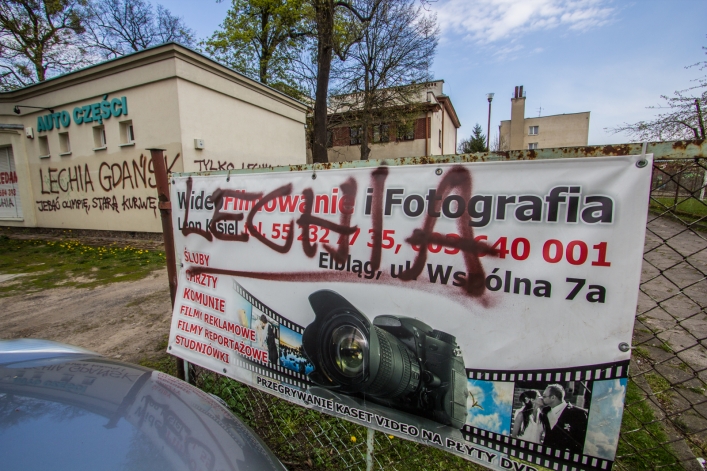 Kibice Lechii szaleli w Elblągu. Doszło do wielu zniszczeń