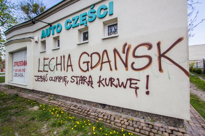 Kibice Lechii szaleli w Elblągu. Doszło do wielu zniszczeń