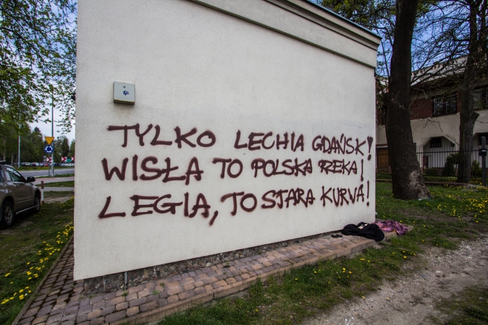 Kibice Lechii szaleli w Elblągu. Doszło do wielu zniszczeń