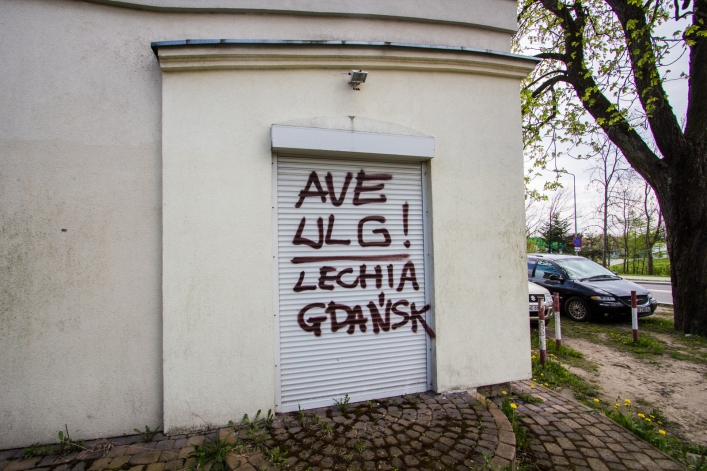 Kibice Lechii szaleli w Elblągu. Doszło do wielu zniszczeń