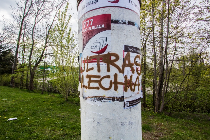 Kibice Lechii szaleli w Elblągu. Doszło do wielu zniszczeń