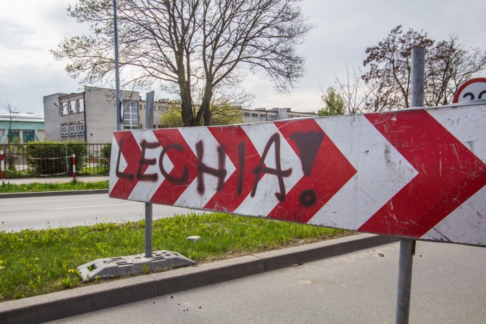 Kibice Lechii szaleli w Elblągu. Doszło do wielu zniszczeń