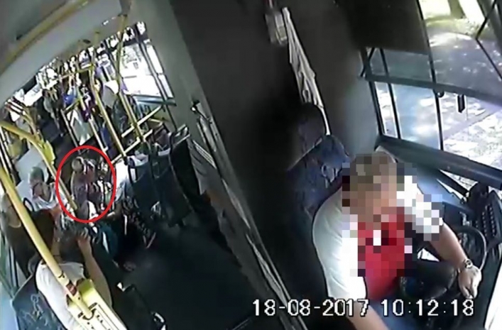 Kierowca spowodował upadek na podłogę dwóch pasażerek.Policja prosi o Waszą pomoc!