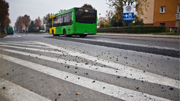 Kierowcy, uważajcie! Na Grottgera asfalt się wypiera