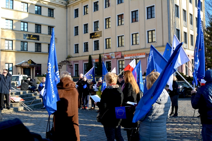 KOD i PO świętowały wybór Donalda Tuska na przewodniczącego Rady Europejskiej (+ zdjęcia)