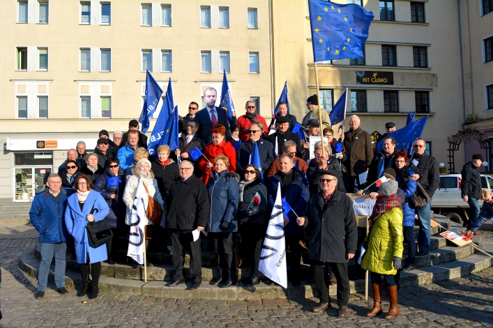 KOD i PO świętowały wybór Donalda Tuska na przewodniczącego Rady Europejskiej (+ zdjęcia)