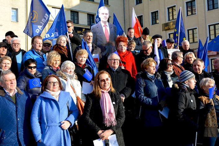 KOD i PO świętowały wybór Donalda Tuska na przewodniczącego Rady Europejskiej (+ zdjęcia)