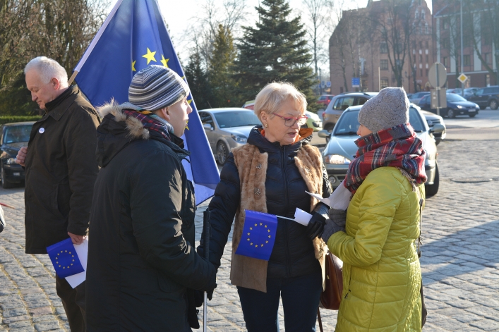 KOD i PO świętowały wybór Donalda Tuska na przewodniczącego Rady Europejskiej (+ zdjęcia)