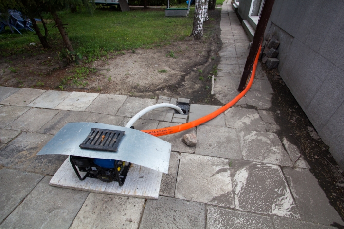 Kolejne problemy campingu. Studzienki wybijają wodę
