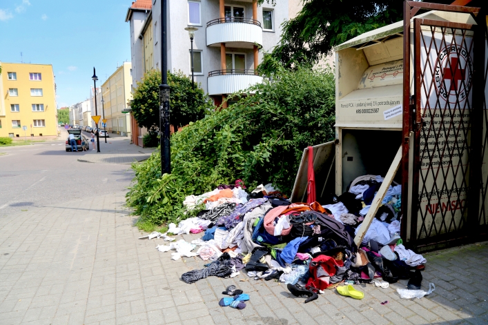 Kolejny zniszczony kontener PCK. W jaki sposób ograniczyć podobne akty wandalizmu? (+ zdjęcia)