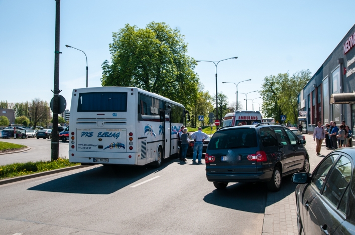 Kolizja auta osobowego z autobusem. Droga jest zablokowana