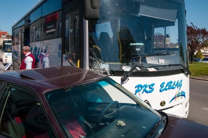 Kolizja auta osobowego z autobusem. Droga jest zablokowana