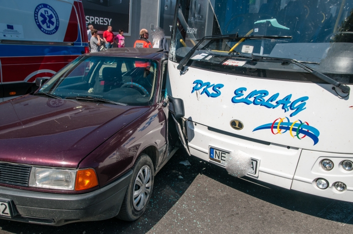Kolizja auta osobowego z autobusem. Droga jest zablokowana