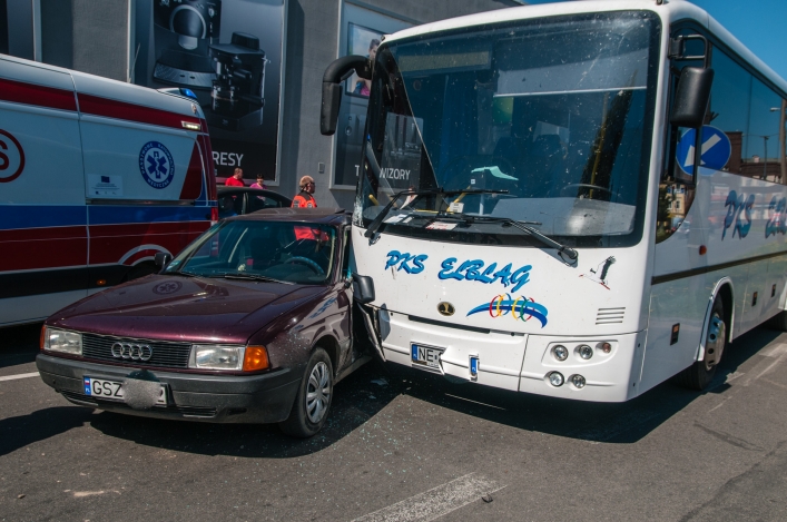 Kolizja auta osobowego z autobusem. Droga jest zablokowana