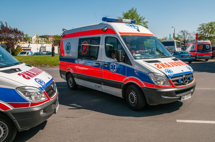 Kolizja auta osobowego z autobusem. Droga jest zablokowana
