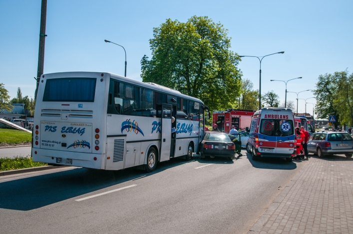 Kolizja auta osobowego z autobusem. Droga jest zablokowana