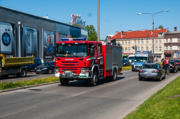 Kolizja auta osobowego z autobusem. Droga jest zablokowana