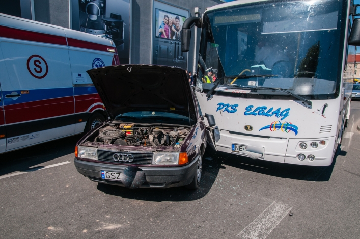 Kolizja auta osobowego z autobusem. Droga jest zablokowana
