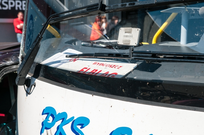 Kolizja auta osobowego z autobusem. Droga jest zablokowana