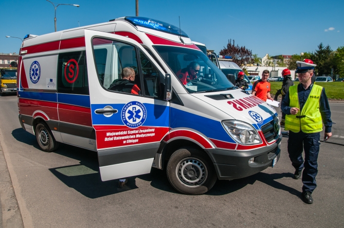 Kolizja auta osobowego z autobusem. Droga jest zablokowana