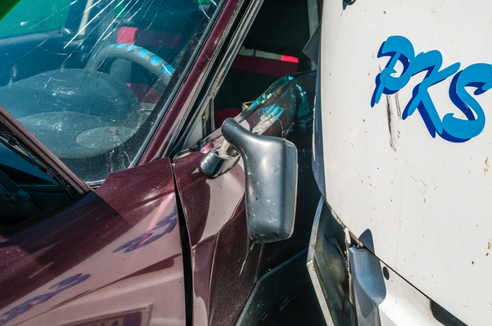 Kolizja auta osobowego z autobusem. Droga jest zablokowana
