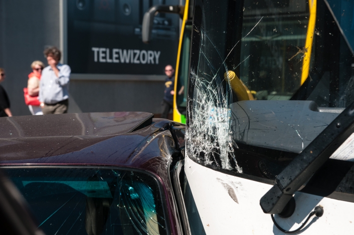 Kolizja auta osobowego z autobusem. Droga jest zablokowana
