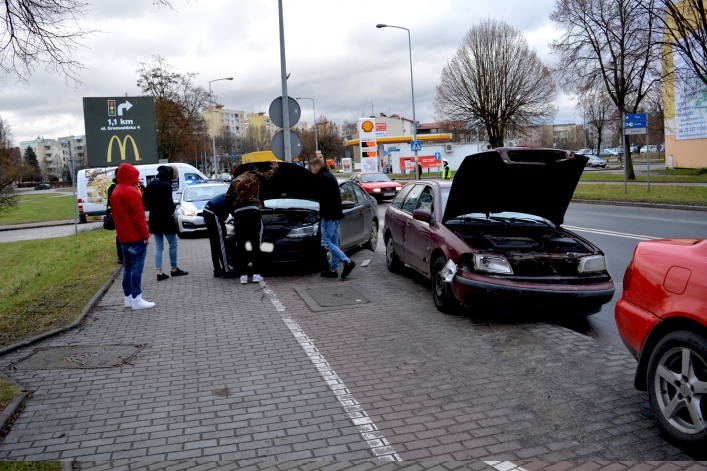 Kolizja czterech aut na al. Wyszyńskiego