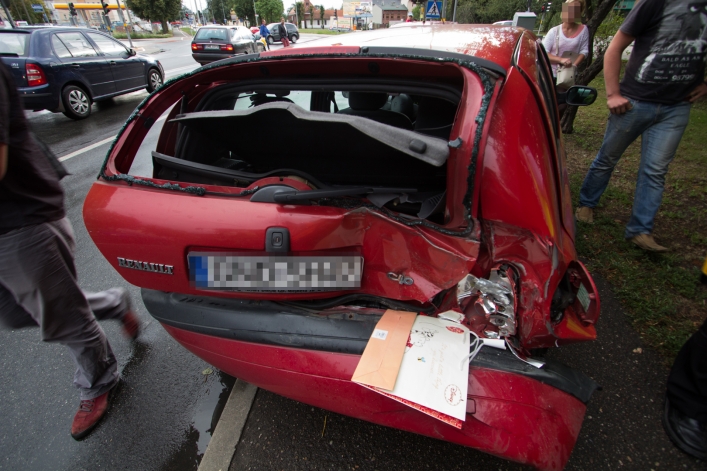 Kolizja dwóch aut i ciągnika rolniczego