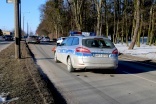 Kolizja na Mazurskiej. Pojazd marki BMW został zepchnięty na latarnię