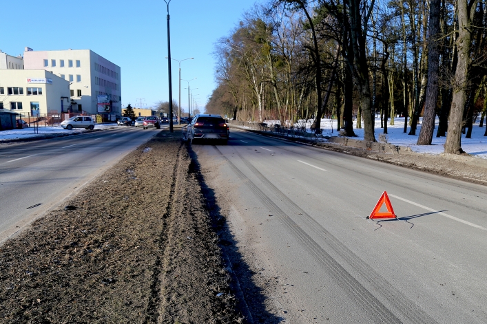 Kolizja na Mazurskiej. Pojazd marki BMW został zepchnięty na latarnię