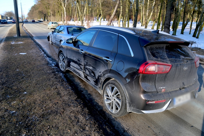 Kolizja na Mazurskiej. Pojazd marki BMW został zepchnięty na latarnię