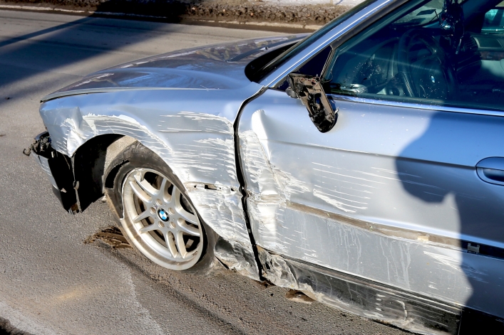 Kolizja na Mazurskiej. Pojazd marki BMW został zepchnięty na latarnię
