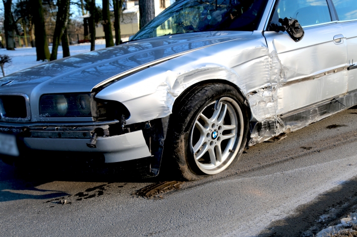 Kolizja na Mazurskiej. Pojazd marki BMW został zepchnięty na latarnię