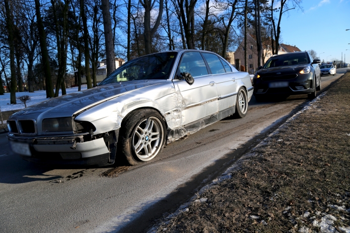 Kolizja na Mazurskiej. Pojazd marki BMW został zepchnięty na latarnię